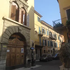  Albergue Protezione Della Giovane - Female Itália